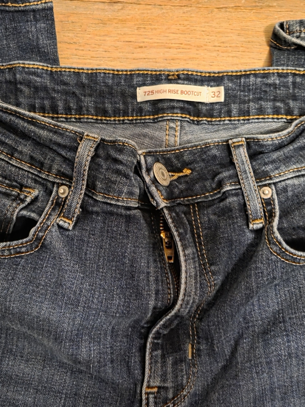 Levi's 725 High Rise Bootcut Jeans